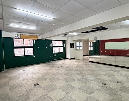 市政府捷運旁黃金商辦/雙出入口/可分租 - Image 2