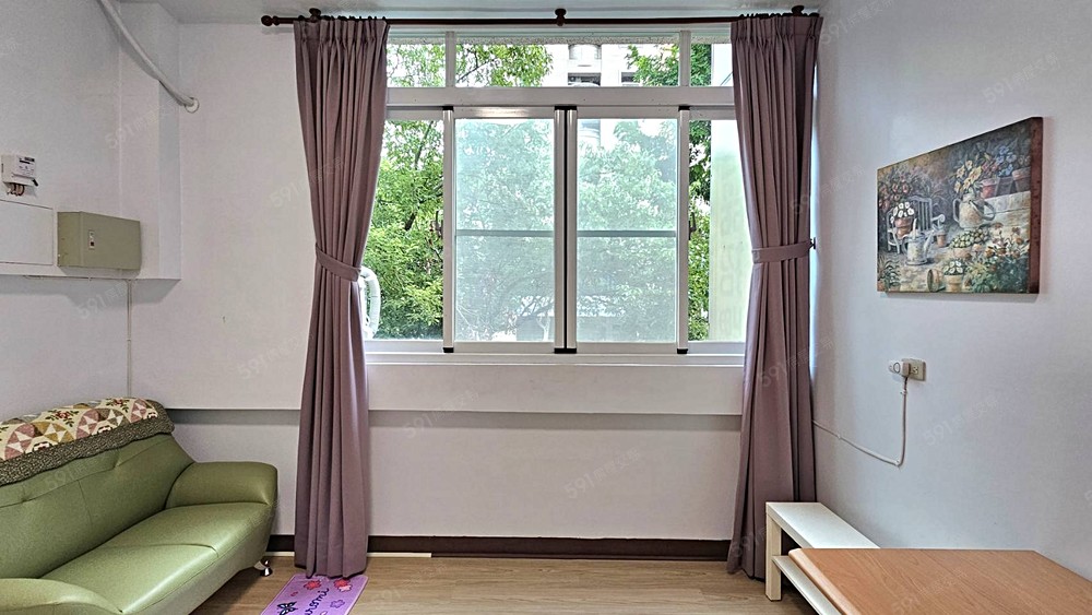 採光明亮,對面就是公園