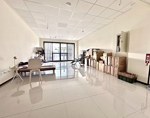 專任📣正東區中山雙商圈精華地段5米大面寬3層店面+雙平車 - Image 1