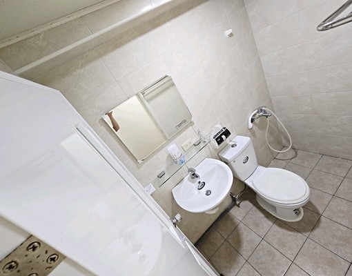 全新裝潢!一房一廳!超大廚房!獨洗獨曬! - Image 16