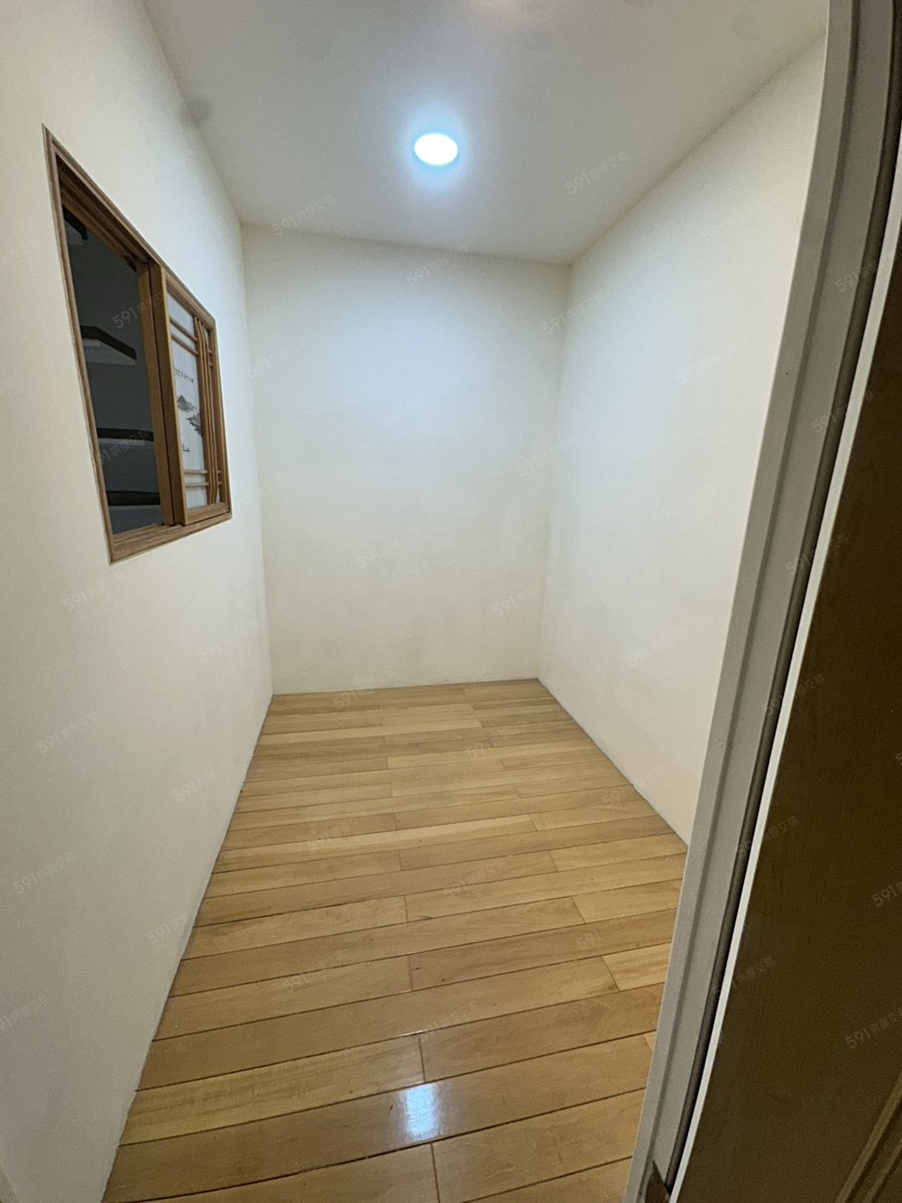 這間可以做單人房或者儲藏室