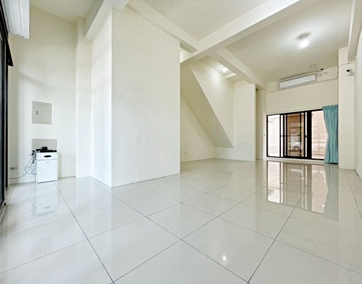 店住⭐邊間整棟透天⭐辦公室住家⭐可報稅可營登⭐臨大馬路邊 - Image 2