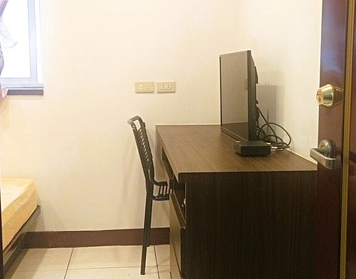 胡桃木風套房-採光好、近淡水捷運 - Image 1