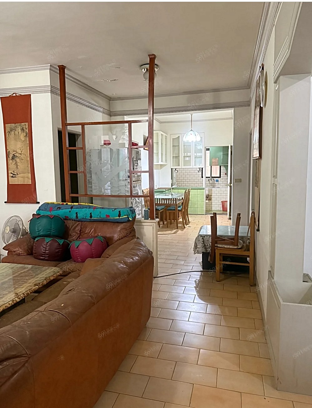 客廳往餐廳方向看