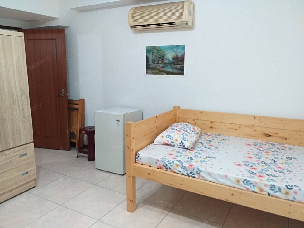 有小冰箱, 衣櫃, 單人床