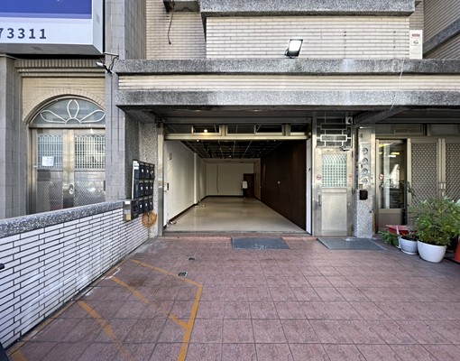 成功七街店面，門前停車．適合美髮、美體、小型公司． - 591租屋網 - Image 1