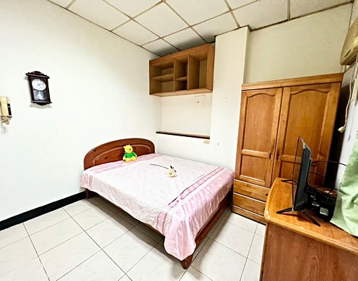 近東門路/優質採光套房/超值5800 - Image 1