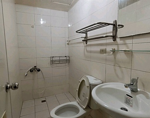 近自由三路電梯套房含水費網路第四台 - Image 6