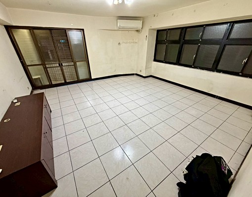 易居社會住宅✨近興南夜市|電梯3房|可租補 - Image 1