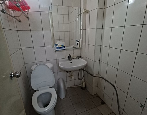 近光榮國中.對面是大里公園.生活機能超棒.可租補 - Image 9