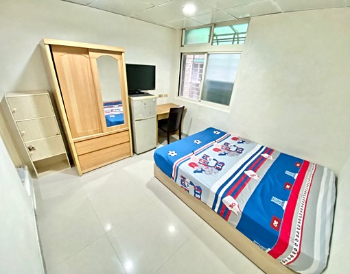 提供短租不加價~可養寵物房~採光通風佳~水泥磚牆隔間 - Image 1