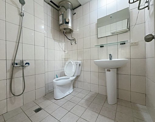 @自強南路麥當勞親民對外窗套房 - Image 4