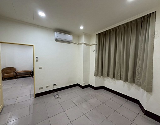 近sogo百貨.中原家樂福旁.一樓二房車/免仲可補助 - Image 3