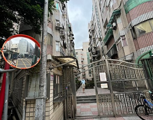 近sogo百貨.中原家樂福旁.一樓二房車/免仲可補助 - Image 9