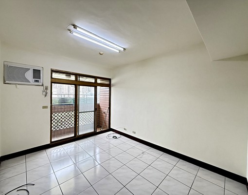 電梯三房*屋況乾淨*四維夜市*光華國小*鴻金寶*房間皆有窗 - Image 1