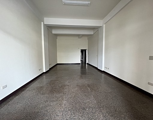 大里日新路透天店住5房 - Image 1