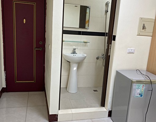 可租補近成大.奇美衛浴開窗邊間雙面採光通風佳室內機車位 - Image 4