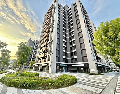 北區北府苑｜大面寬三角窗黃金店面 - Image 1