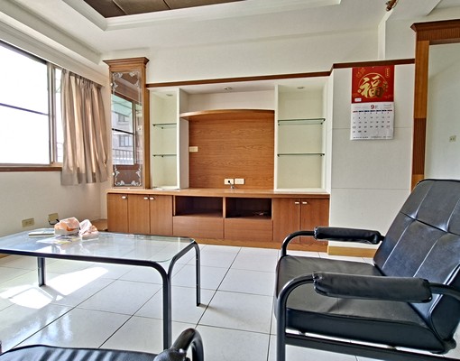 英明路.光華商圈.採光明亮3房.有昇降機械車位 - Image 1