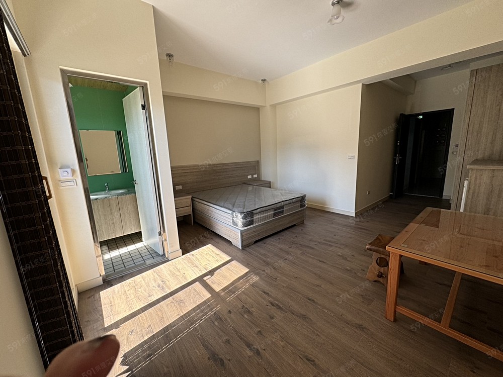 未開燈的房間。