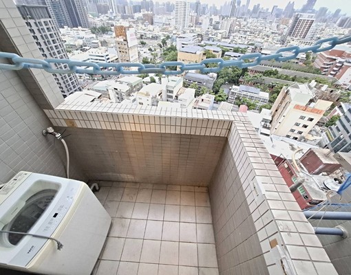 *高雄火車站*~閣樓式陽台~大套房 - Image 12