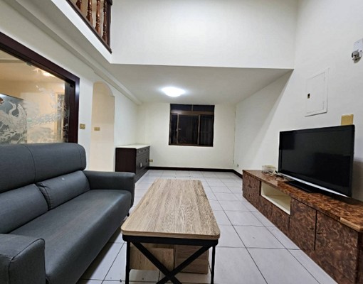 便宜租*挑高樓中樓*三井百貨旁4房+車位 - Image 2