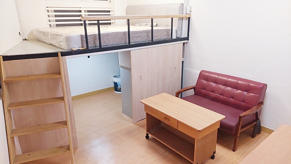 床下是大空間儲藏室,解決收納不足的窘境。