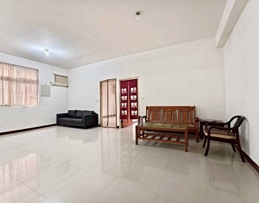 室內空間坪數大.可當工作事務所.免管理費.一層一戶會重新油漆 - Image 1