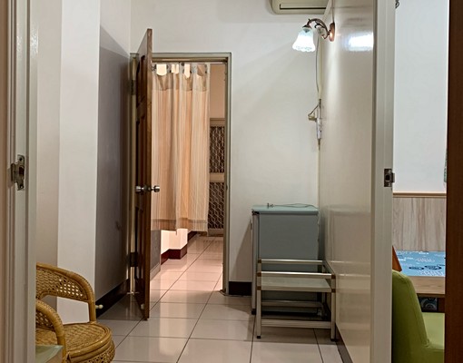 格局獨特的套房,一廳二房一衛浴,房間衛浴都有獨立窗 - Image 1