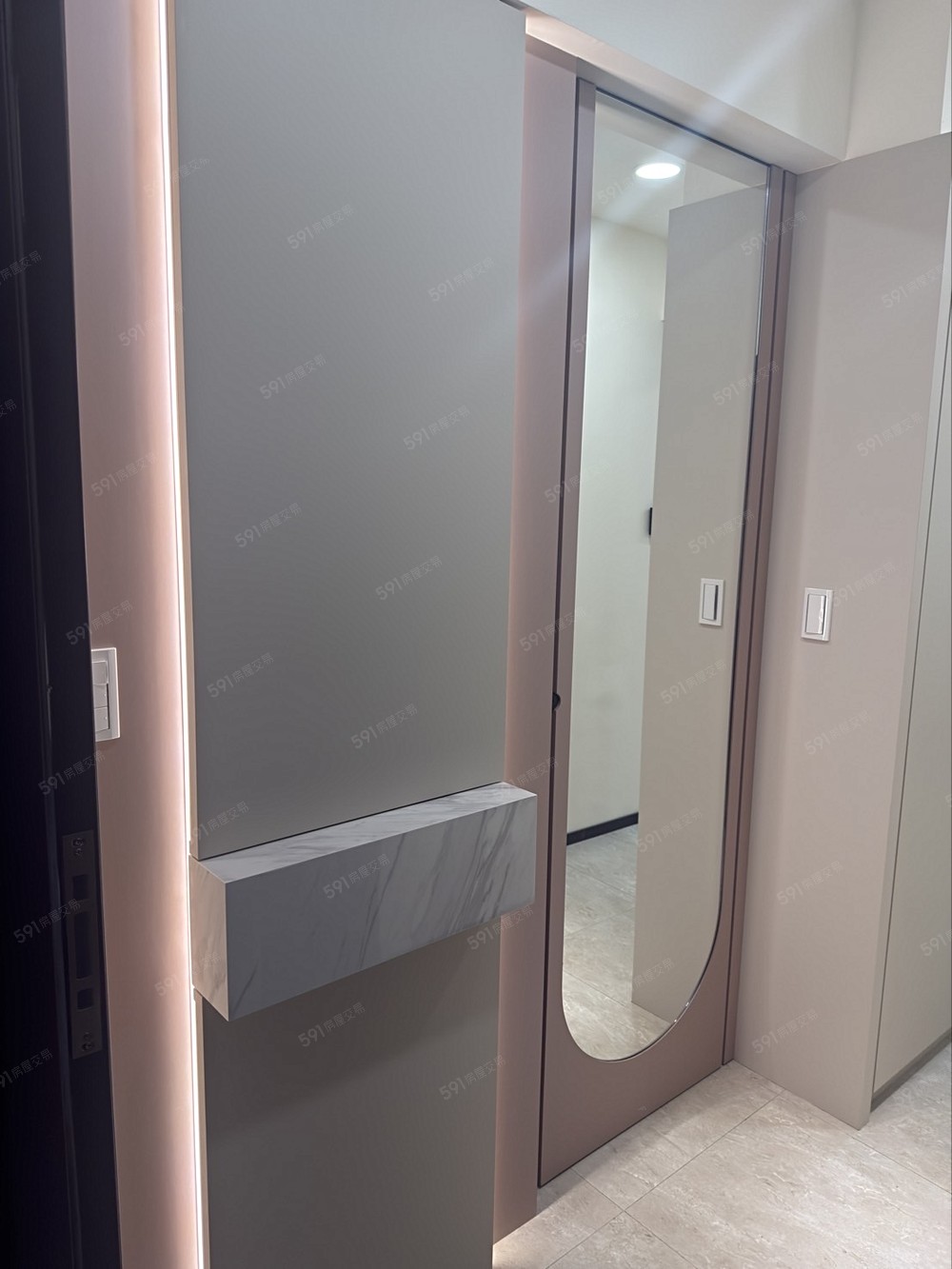 浴室的門是隱藏門關起來,立馬變成全身鏡讓你出門美美的