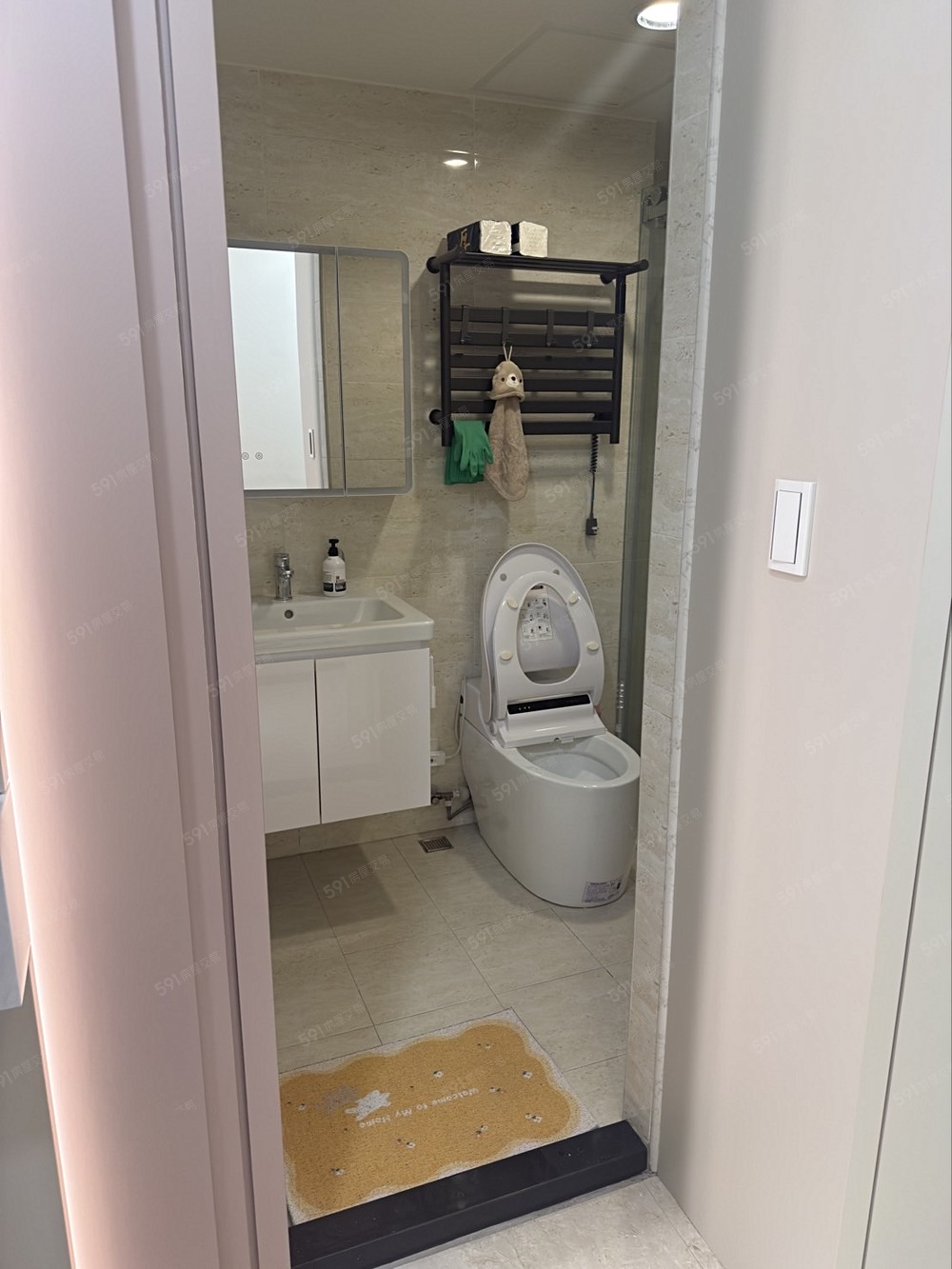 廁所的鏡櫃是大收納,浴室是乾濕分離,有電動馬桶