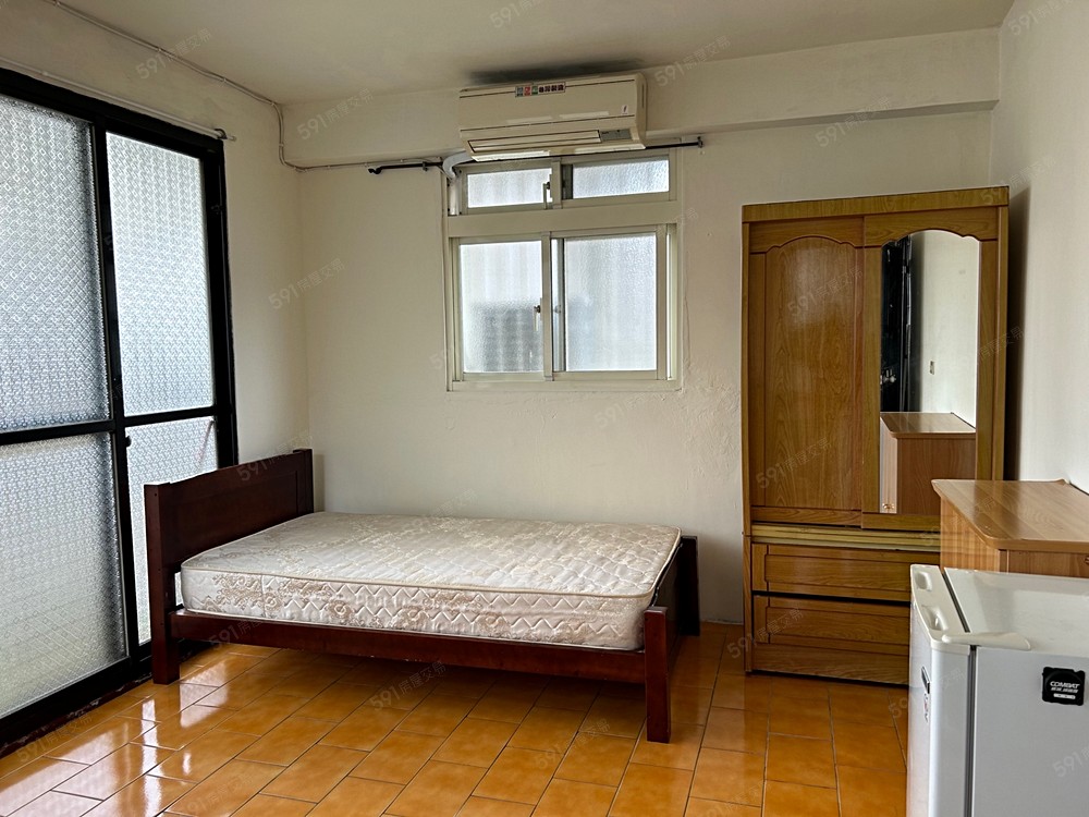 有2扇對外窗 分離式冷氣 加大單人床 個人陽台的寬敞優雅房