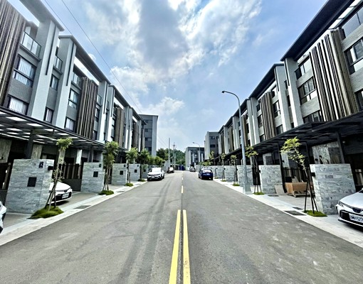 供代收包裹回收區的透天✨️大四房雙車位💥社區專屬公園咖啡廳 - Image 1