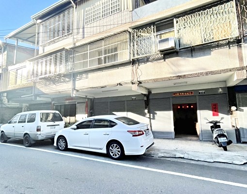 整棟二樓半🍁可寵🍁租補入籍營登🍁門前好停汽車🍁兩房 - Image 1