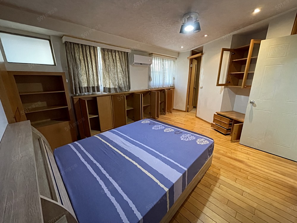 二樓主臥室，都是古典風裝潢，收納方便