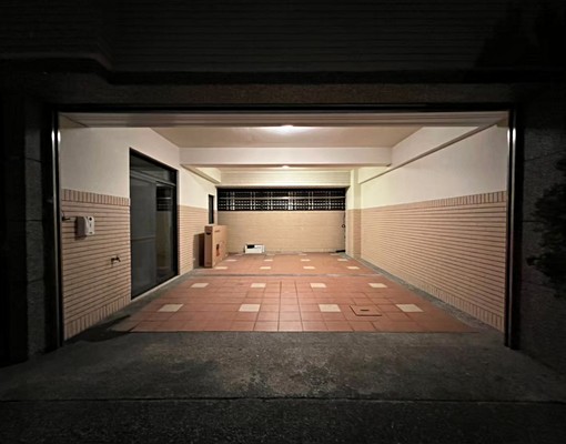 左營#社區透天#面寬雙車墅#五大房#鬧中取靜 - Image 1