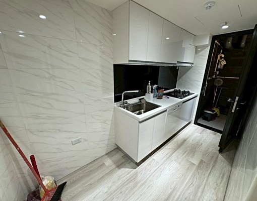 免租補免仲介費❗近全新美三房車✨五泰小邱✨ - Image 1