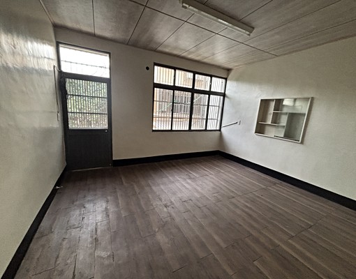 近竹北中國小1~2樓透天門口停車~全新整理~ - Image 1