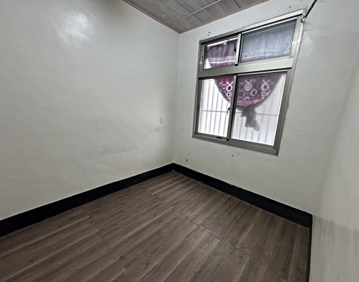 近竹北中國小1~2樓透天門口停車~全新整理~ - Image 2