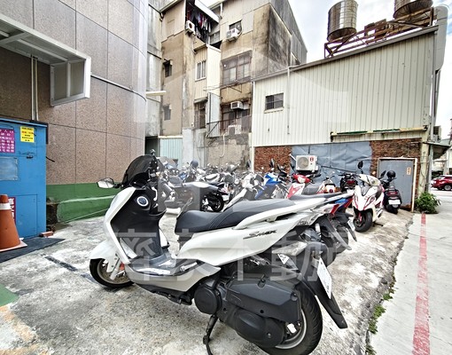 租-套房︱中西金華路~陽台洗衣機~台電景觀宅 - Image 8