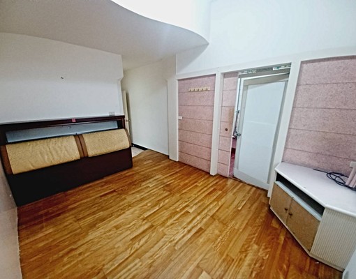 崇德北平雙商圈!整棟出租!前院停車!可租補!地32坪 - Image 7