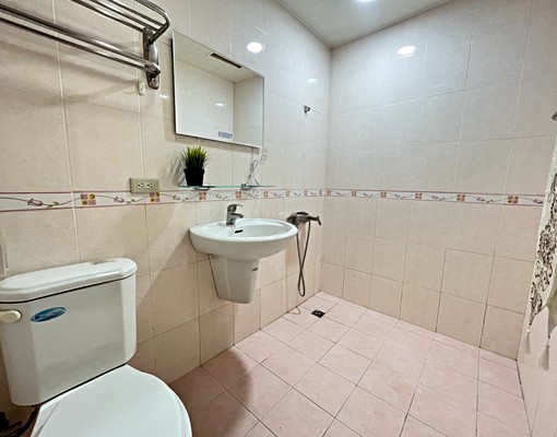 獨立套房免追垃圾車近7-11美麗島前金捷運愛河六合夜市全聯
- Image 4