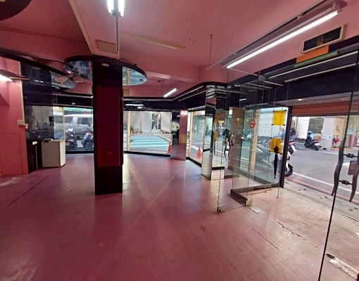 便宜到爆炸看過來水源街黃金三角窗店面1~2樓大坪數 - Image 1
