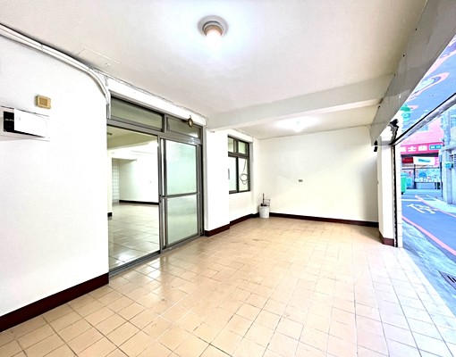 可租補~近環球購物中心美透天~誠可談 - Image 5