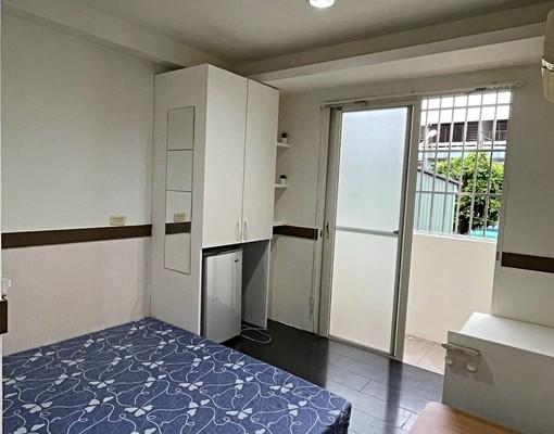 裝潢套房近興大忠孝夜市限女生(女房東) - Image 1