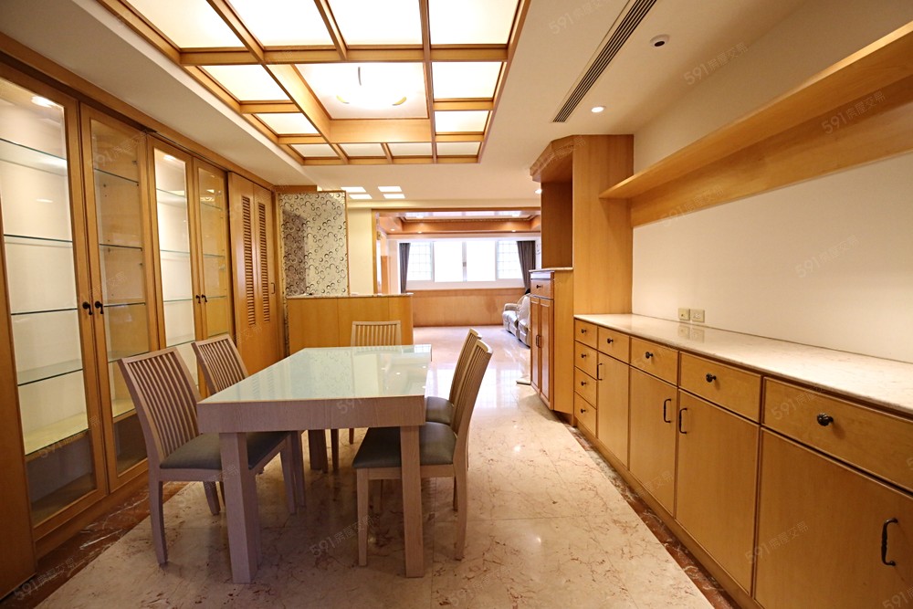 客廳與餐廳動線連通, 空間感十足