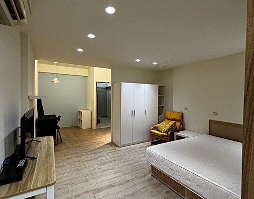 新光遠百-戶數單純溫馨大套房有陽台 - Image 1