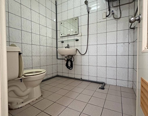 中正路旁獨立套房/台水電/可租補 - Image 5