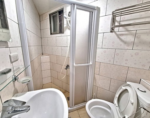 正義北路。門禁磁卡1樓。新裝潢2房。附傢俱电網路 - Image 10