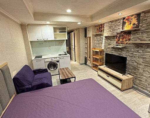 電影街電梯大廈獨立套房 - Image 1